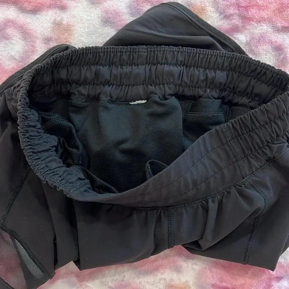 🪩Black Lululemon Hotty Hots! 2.5in Inseam! Size 2! Perfect Condition!🪩 - Picture 6 of 8